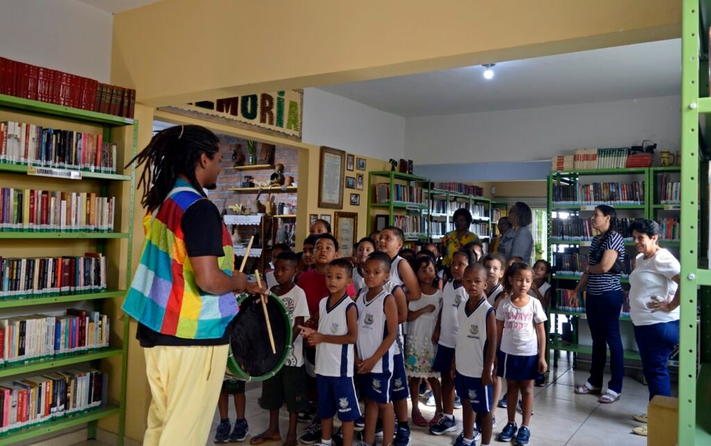 A Literatura Sáfica foi o tema da Oficina de Escrita Criativa realizada ontem na Biblioteca Tamboril. A escritora Brenda Souza inspirou os participantes a pensarem a representatividade e o protagonismo das mulheres que fazem parte da comunidade LGBTQIAPN+ dentro produção literária.