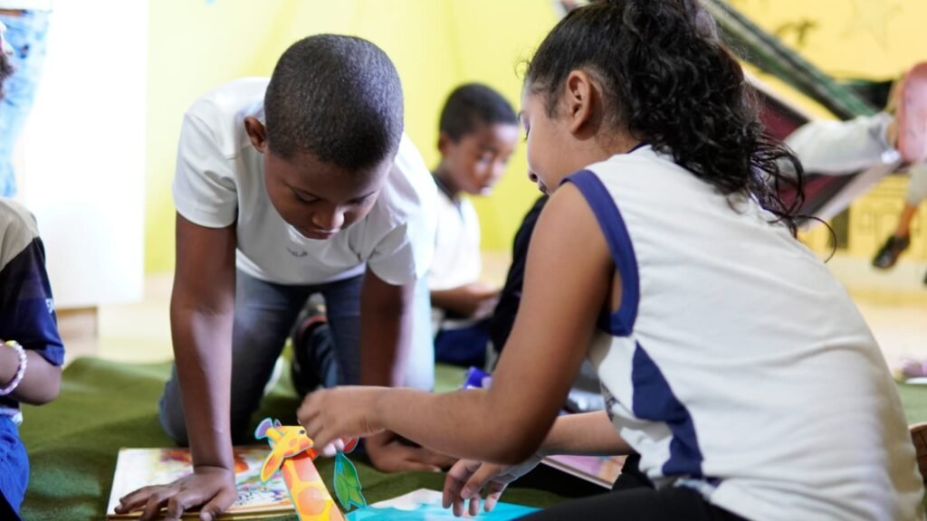 A Literatura Sáfica foi o tema da Oficina de Escrita Criativa realizada ontem na Biblioteca Tamboril. A escritora Brenda Souza inspirou os participantes a pensarem a representatividade e o protagonismo das mulheres que fazem parte da comunidade LGBTQIAPN+ dentro produção literária.