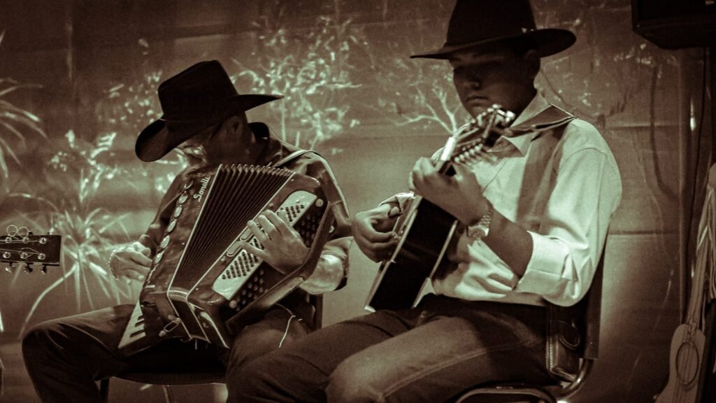 A Literatura Sáfica foi o tema da Oficina de Escrita Criativa realizada ontem na Biblioteca Tamboril. A escritora Brenda Souza inspirou os participantes a pensarem a representatividade e o protagonismo das mulheres que fazem parte da comunidade LGBTQIAPN+ dentro produção literária.