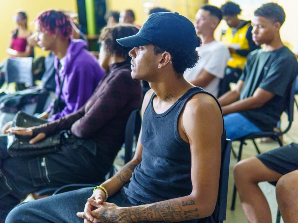 2026 será um ponto de virada importante para o movimento Hip Hop em Pirapora e região.

Ao longo desse ano, 20 jovens estão participando do Programa de Capacitação para Agentes Culturais do Hip Hop.

Entre os participantes, destaca-se o talento dos MCs, produtores(as) musicais e culturais, videomakers, grafiteiros, compositore(as) e outros agitadores culturais que dão vida à cena do Hip Hop e que são grandes promessas desse movimento.

Além das Oficinas teóricas, essa turma também vai participar da produção de eventos culturais que divulgaremos em breve por aqui.

O Programa de Capacitação está sendo realizado em parceria com o Ministério da Cultura, por meio do Termo de Fomento nº 977308/2025, e com o apoio do Ponto de Cultura @batalhadoscariris .

Esse projeto não seria possível sem o apoio da Deputada @todandara que destinou a Emenda para custear a Formação. ✊

Tamo junto!
É tudo nosso!

fotos @irisproducaoaudiovisual