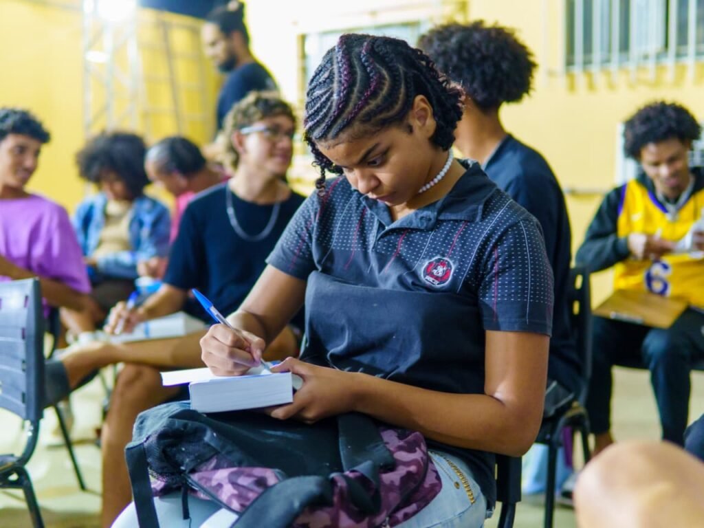 2026 será um ponto de virada importante para o movimento Hip Hop em Pirapora e região.  Ao longo desse ano, 20 jovens estão participando do Programa de Capacitação para Agentes Culturais do Hip Hop.  Entre os participantes, destaca-se o talento dos MCs, produtores(as) musicais e culturais, videomakers, grafiteiros, compositore(as) e outros agitadores culturais que dão vida à cena do Hip Hop e que são grandes promessas desse movimento.  Além das Oficinas teóricas, essa turma também vai participar da produção de eventos culturais que divulgaremos em breve por aqui.  O Programa de Capacitação está sendo realizado em parceria com o Ministério da Cultura, por meio do Termo de Fomento nº 977308/2025, e com o apoio do Ponto de Cultura @batalhadoscariris .  Esse projeto não seria possível sem o apoio da Deputada @todandara que destinou a Emenda para custear a Formação. ✊  Tamo junto! É tudo nosso!  fotos @irisproducaoaudiovisual