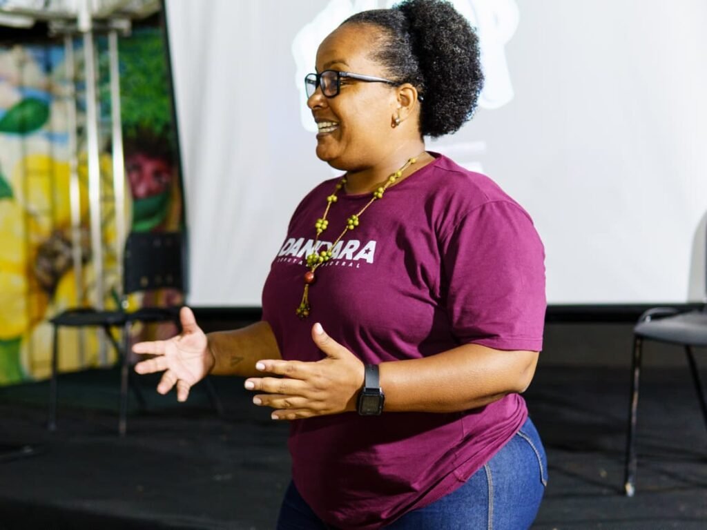 2026 será um ponto de virada importante para o movimento Hip Hop em Pirapora e região.

Ao longo desse ano, 20 jovens estão participando do Programa de Capacitação para Agentes Culturais do Hip Hop.

Entre os participantes, destaca-se o talento dos MCs, produtores(as) musicais e culturais, videomakers, grafiteiros, compositore(as) e outros agitadores culturais que dão vida à cena do Hip Hop e que são grandes promessas desse movimento.

Além das Oficinas teóricas, essa turma também vai participar da produção de eventos culturais que divulgaremos em breve por aqui.

O Programa de Capacitação está sendo realizado em parceria com o Ministério da Cultura, por meio do Termo de Fomento nº 977308/2025, e com o apoio do Ponto de Cultura @batalhadoscariris .

Esse projeto não seria possível sem o apoio da Deputada @todandara que destinou a Emenda para custear a Formação. ✊

Tamo junto!
É tudo nosso!

fotos @irisproducaoaudiovisual