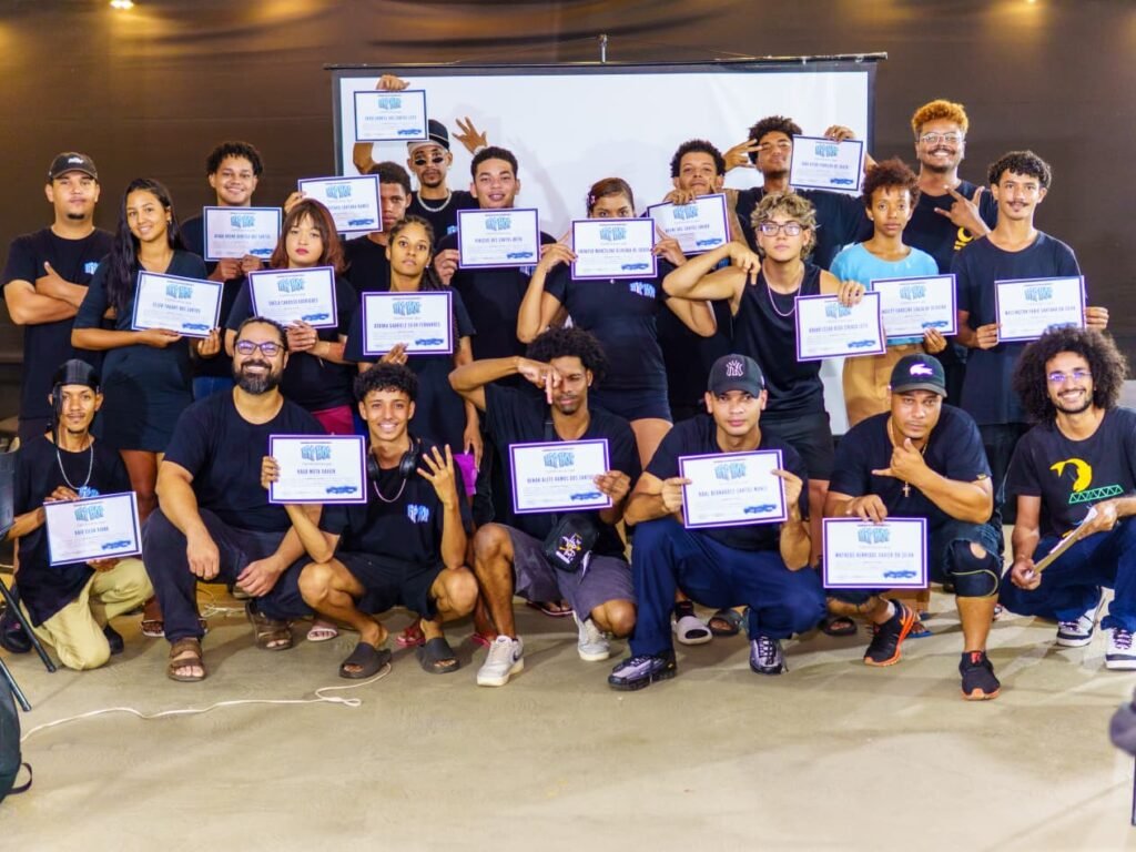 Ontem, encerramos o primeiro ciclo de Oficinas do Programa de Capacitação de agentes culturais do Hip Hop. A Oficina de Produção Cultural foi um sucesso graças ao empenho e gana dessa galera em desenvolver o máximo do seu potencial e talento.  Daqui, sairão muitos artistas, produtores e agitadores culturais com capacidade de realizar grandes projetos.  O Programa de Capacitação está sendo realizado em parceria com o Ministério da Cultura, por meio do Termo de Fomento nº 977308/2025, e com o apoio do Ponto de Cultura @batalhadoscariris .  Esse projeto não seria possível sem o apoio da Deputada @todandara que destinou a Emenda para custear a Formação. ✊  Tamo junto! É tudo nosso!