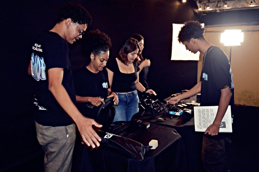 Câmera.
Formação!
A segunda oficina do Programa de Capacitação de agentes culturais do Hip Hop está sendo ministrada pela Produtora Audiovisual @irisproducaoaudiovisual .
Os MCs e produtores participantes do projeto estão desenvolvendo habilidades técnicas e criativas que serão importantes na produção de videoclipes, documentários, cobertura de eventos, etc.
Logo logo a gente vai poder conferir as produções dessa galera.
Parabéns para a professora Idi Rodrigues pela condução da oficina.
👏👏👏
O Programa de Capacitação está sendo realizado em parceria com o Ministério da Cultura, por meio do Termo de Fomento nº 977308/2025, e com o apoio do Ponto de Cultura @batalhadoscariris .
Esse projeto não seria possível sem o apoio da Deputada @todandara que destinou a Emenda para custear a Formação. ✊
Tamo junto!
É tudo nosso!
