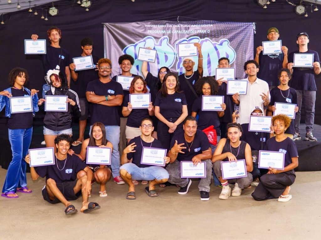 Mais um ciclo foi fechado no Programa de Capacitação de agentes culturais do Hip Hop.
Encerramos na última semana a Oficina de Videomaker, ministrada pela Produtora Audiovisual Idi Rodrigues.
As aulas foram muito produtivas, com aulas práticas que resultaram num documentário produzido coletivamente.
Em breve, a gente compartilha o resultado com vocês.
O Programa de Capacitação está sendo realizado em parceria com o Ministério da Cultura, por meio do Termo de Fomento nº 977308/2025, e com o apoio do Ponto de Cultura @batalhadoscariris .
Esse projeto não seria possível sem o apoio da Deputada @todandara que destinou a Emenda para custear a Formação. ✊
Tamo junto!
É tudo nosso!