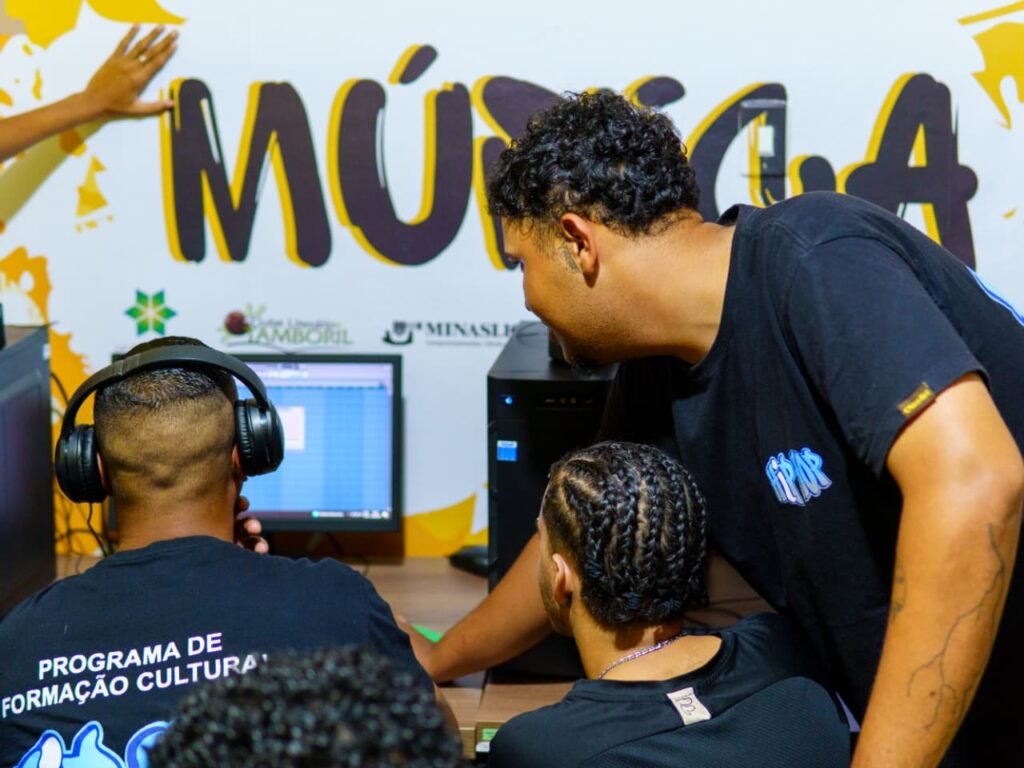 A nova etapa do Programa de Capacitação de agentes culturais do Hip Hop está sendo ministrada pelo rapper e Produtor musical Vitor Hugo - vulgo Dante.
Os MCs participantes do projeto estão criando e produzindo beats autorais utilizando software profissional de produção musical.
A partir dessa oficina, a qualidade do repertório da cena hip hop em Pirapora vai dar um salto.
O Programa de Capacitação está sendo realizado em parceria com o Ministério da Cultura, por meio do Termo de Fomento nº 977308/2025, e com o apoio do Ponto de Cultura @batalhadoscariris .
Esse projeto não seria possível sem o apoio da Deputada @todandara que destinou a Emenda para custear a Formação. ✊
Tamo junto!
É tudo nosso!