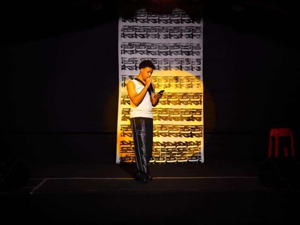 A gente tem que mandar um salve gigante pra galera que produziu e que fez acontecer a Noite de Poesia na biblioteca.
Foi lindo de ver o palco ocupado com tantos versos e mensagens potentes!
Parabéns pra turma do slam e também para os grupos Fagulhas MCs e Sociedade Negra.

Apresentação de poesia:
Alan @alanntunes_ ,
Sheila @shu._.rr ,
Diogo Monteiro,
Josiane @josianelima_.vh ,
Casto @lilccastr0 ,
Neto @aneto_17 ,
Gustavin @a.rzzin ,
Lara @lara_mrt07 ,
Marac @brenno__farias ,
Alef @alefcoof ,
Sants @sants_emici e
Idi @irisproducaoaudiovisual

Show de rap:
Grupo SOCIEDADE NEGRA @sociedadenegrade - Mano Nino @wagnerbarbosa574 , Doras @dorasbatista
Grupo FAGULHAS MCS - Mamute @wellington_henrique42

Produção audiovisual: Ellen @hellensants_777 (Filmaker + Fotos) , Kai'lo @kai.loxx (Filmaker) e Idi @irisproducaoaudiovisual (Fotos)

Produção Cultural:
Débora @eugabii44 ,
Inglity @inglity_souza ,
Ademas @ademass_00 ,
Vinícius Zath @vinicius_zath31 ,
Riquelme @riquelme_mesquit

Iluminação Cênica:
Gustavin @a.rzzin ,
Alef @alefcoof ,
Sants @sants_emici ,
Castro @lilccastr0 ,
Mathues @matheusxavier5066,
Dika @djdikaoficial

Beatmaker e equipe de som:
Sants
Raphaella @rapharfl ,
Thaís @__tata.azevedo
Dante @dantezz_7

Coordenador Geral do projeto:
Jean Matheus @jean_matheus8

Responsável Técnico:
Rafael @rafad.oliveira