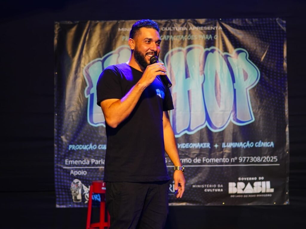 Ontem, encerramos um dos projetos que mais nos encheu de esperança. Celebramos a conclusão do Programa de Capacitação de agentes culturais do Hip Hop.

O progrma encerrou com a Oficina de Iluminação Cênica, ministrada pelo Dj Dika. Com essa formação, os alunos aprenderam que luz também é liguagem, como nos contou o MC Sants em seus versos.

Essa oficina culminou na excelência dos eventos produzidos pelos formandos nas últimas semanas.
Os participantes das oficinas estão cada vez mais preparados para ganhar o mundo, como produtores culturais, como artistas, empresários, etc.
E a gente torce demais por essa galera.
Contem com a gente como parceiros na jornada de sucesso que vocês estão trilhando.

Tamo junto!
É tudo nosso!

O Programa de Capacitação foi realizado em parceria com o Ministério da Cultura, por meio do Termo de Fomento nº 977308/2025, e com o apoio do Ponto de Cultura @batalhadoscariris .